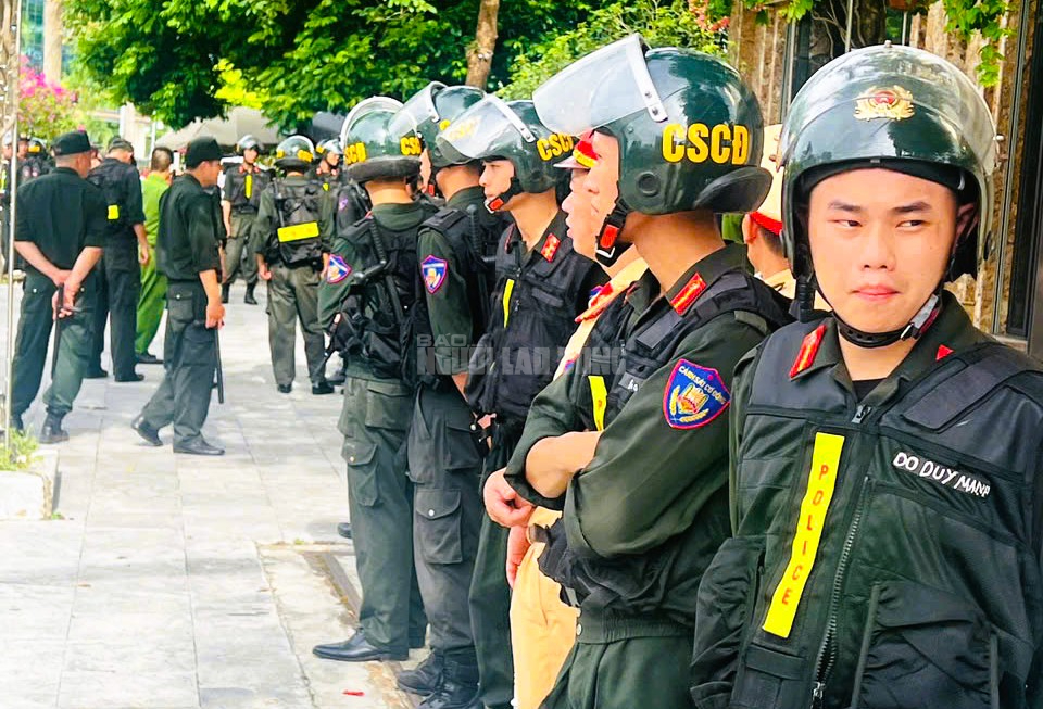 Hàng chục cảnh sát xuất hiện trước nhà em trai trùm giang hồ Đạt "ma" ở Thanh Hóa- Ảnh 1.