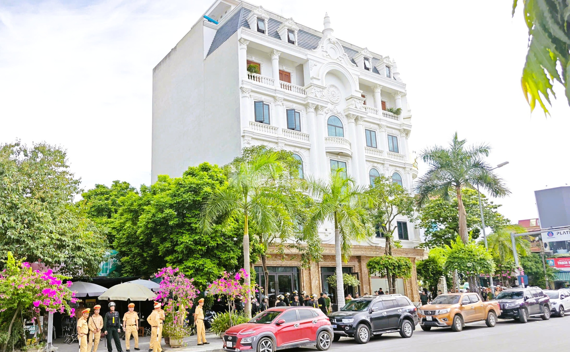 Hàng chục cảnh sát xuất hiện trước nhà em trai trùm giang hồ Đạt "ma" ở Thanh Hóa- Ảnh 2.