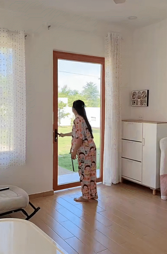 Bỏ phố về quê, cô gái 26 tuổi xây nhà vườn hơn 120m2, dân tình soi ngay một món đồ trong bếp, nặng hơn 100kg mà đẩy đi đẩy lại ngon lành- Ảnh 4.