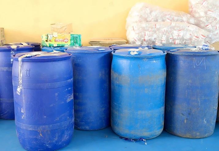 Phá đường dây sản xuất cồn y tế giả quy mô lớn do 2 anh em ruột làm chủ: Phát hiện chất cực nguy hại- Ảnh 2.