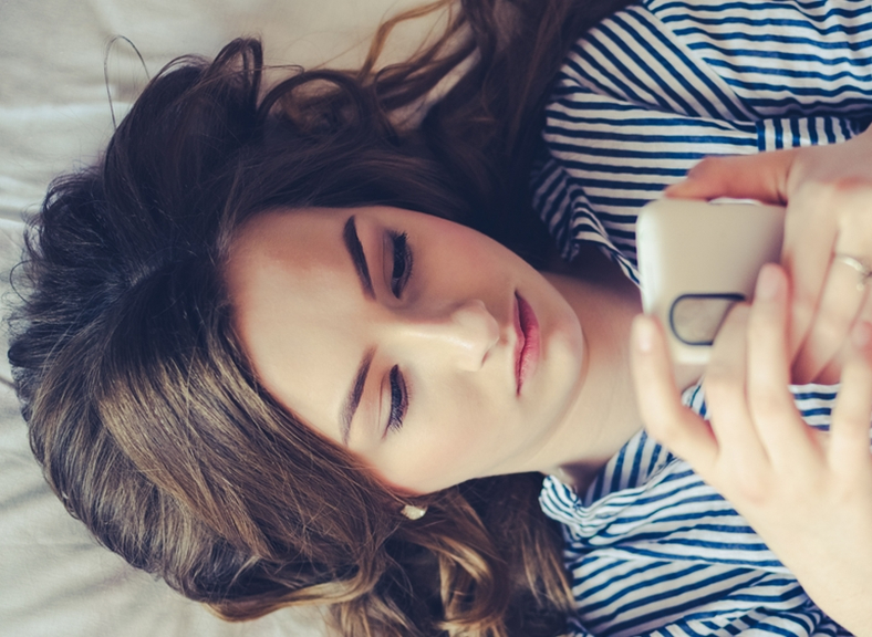 Thói quen trước khi đi ngủ khiến bạn già nhanh chỉ sau một đêm: Phụ nữ sau 40 tuổi làm ngay 3 việc khi ngủ để chống già và đẹp da- Ảnh 2.