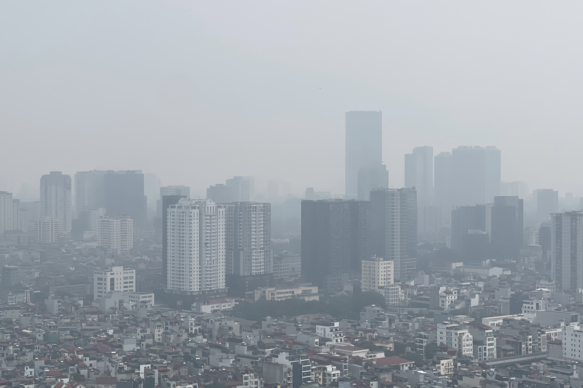 Hà Nội báo động đỏ về ô nhiễm không khí: Lọt top 5 thành phố có không khí xấu nhất thế giới- Ảnh 2. Hà Nội báo động đỏ về ô nhiễm không khí: Lọt top 5 thành phố có không khí xấu nhất thế giới- Ảnh 2.