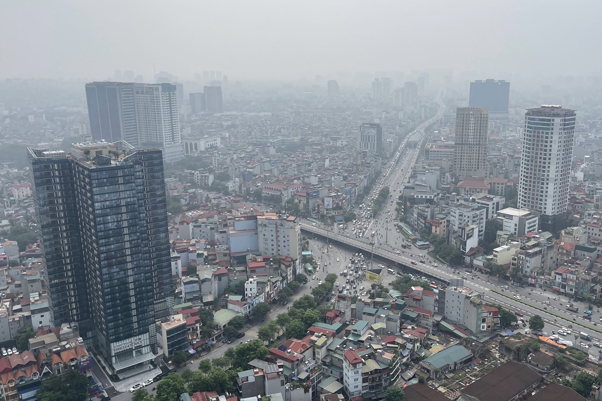 Hà Nội báo động đỏ về ô nhiễm không khí: Lọt top 5 thành phố có không khí xấu nhất thế giới- Ảnh 4. Hà Nội báo động đỏ về ô nhiễm không khí: Lọt top 5 thành phố có không khí xấu nhất thế giới- Ảnh 4.