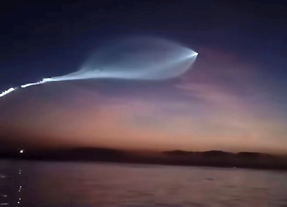 Vệt sáng lạ xuất hiện trên bầu trời Quảng Ngãi là gì?- Ảnh 1.