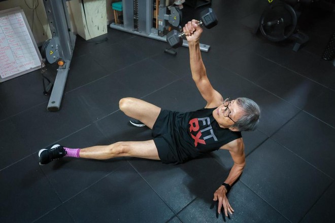 Bà ngoại 79 tuổi khỏe hơn người bằng nửa tuổi mình: Nâng tạ đơn giản như đi dạo công viên, kéo xà 7,5kg nhẹ nhàng- Ảnh 3.