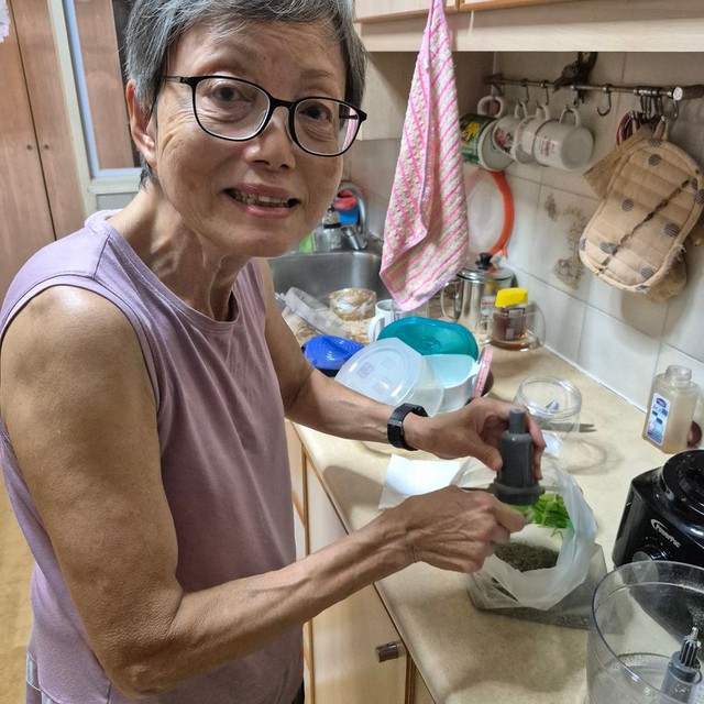 Bà ngoại 79 tuổi khỏe hơn người bằng nửa tuổi mình: Nâng tạ đơn giản như đi dạo công viên, kéo xà 7,5kg nhẹ nhàng- Ảnh 2.