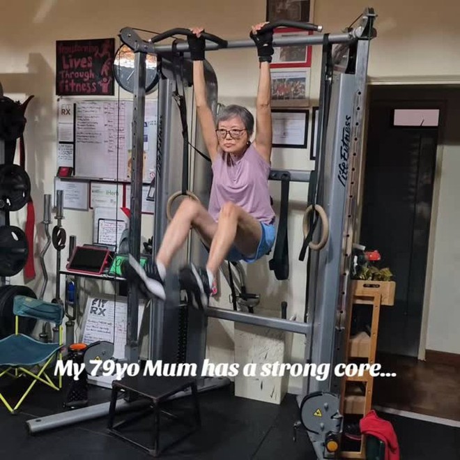 Bà ngoại 79 tuổi khỏe hơn người bằng nửa tuổi mình: Nâng tạ đơn giản như đi dạo công viên, kéo xà 7,5kg nhẹ nhàng- Ảnh 4.
