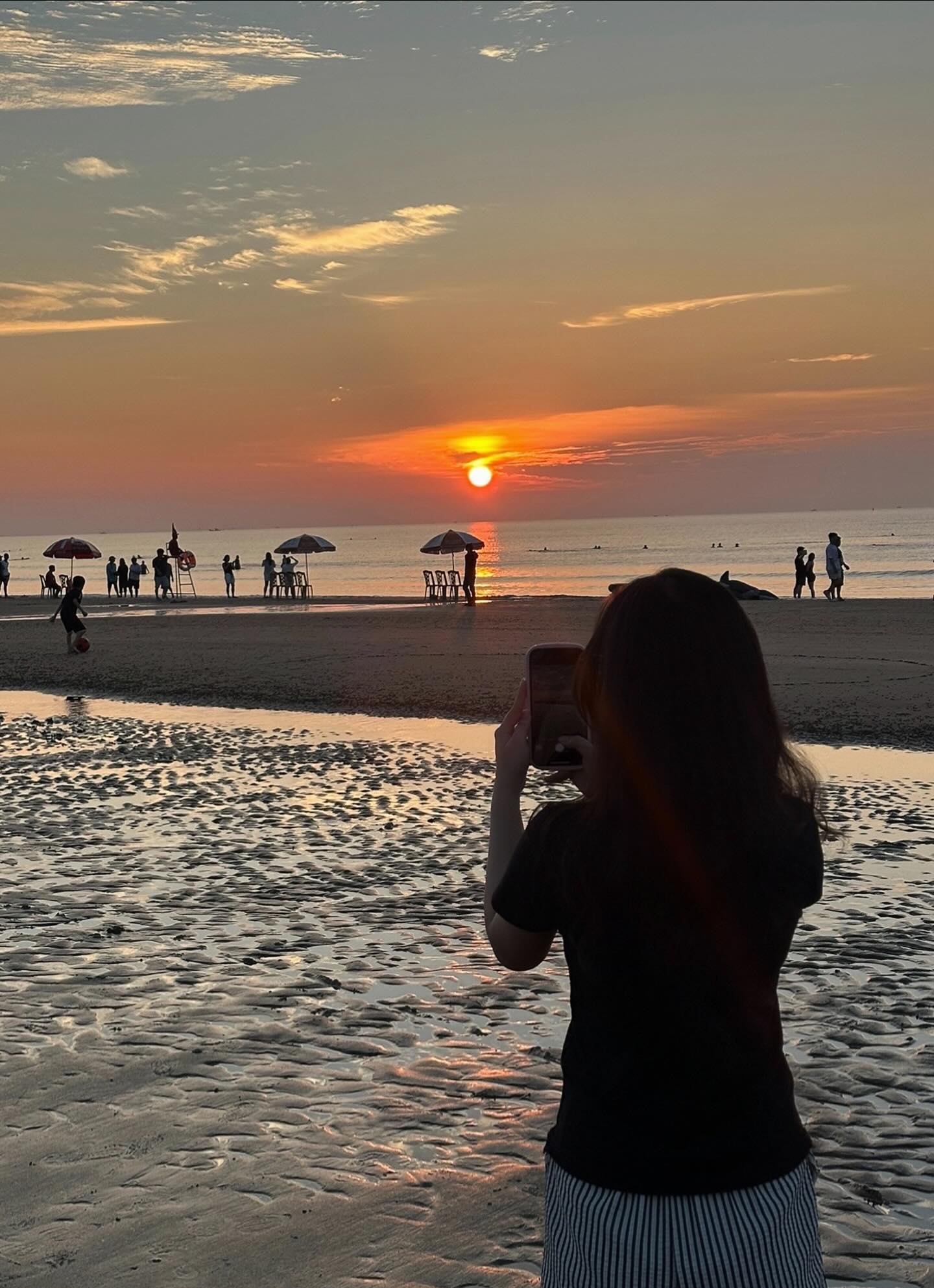 Cảnh tượng bất ngờ lúc 4 giờ sáng tại bãi biển Sầm Sơn- Ảnh 1.