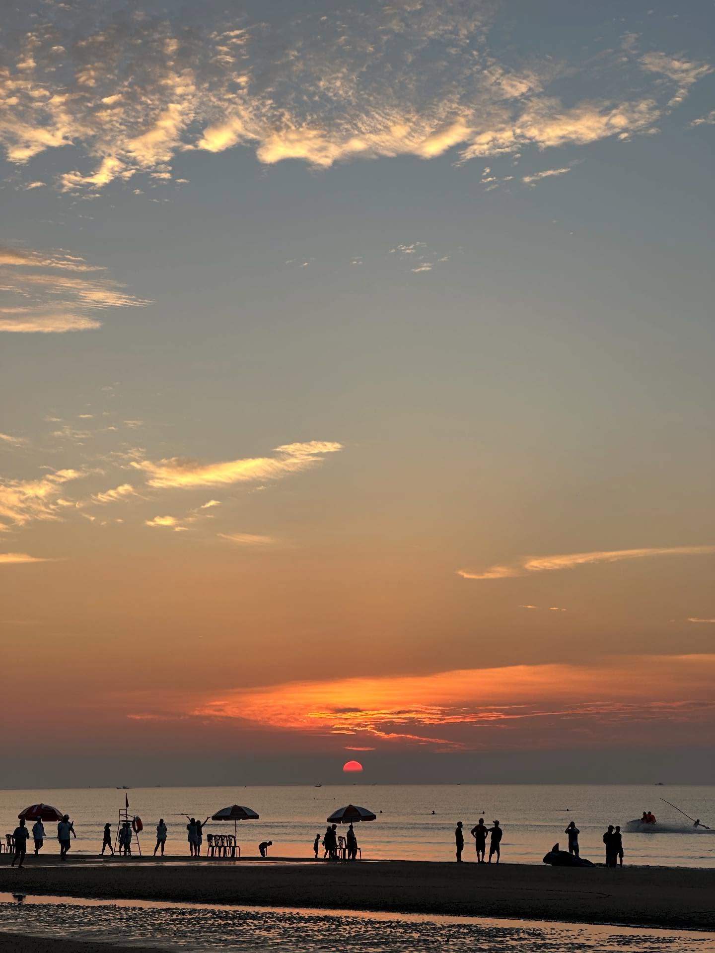 Cảnh tượng bất ngờ lúc 4 giờ sáng tại bãi biển Sầm Sơn- Ảnh 2.