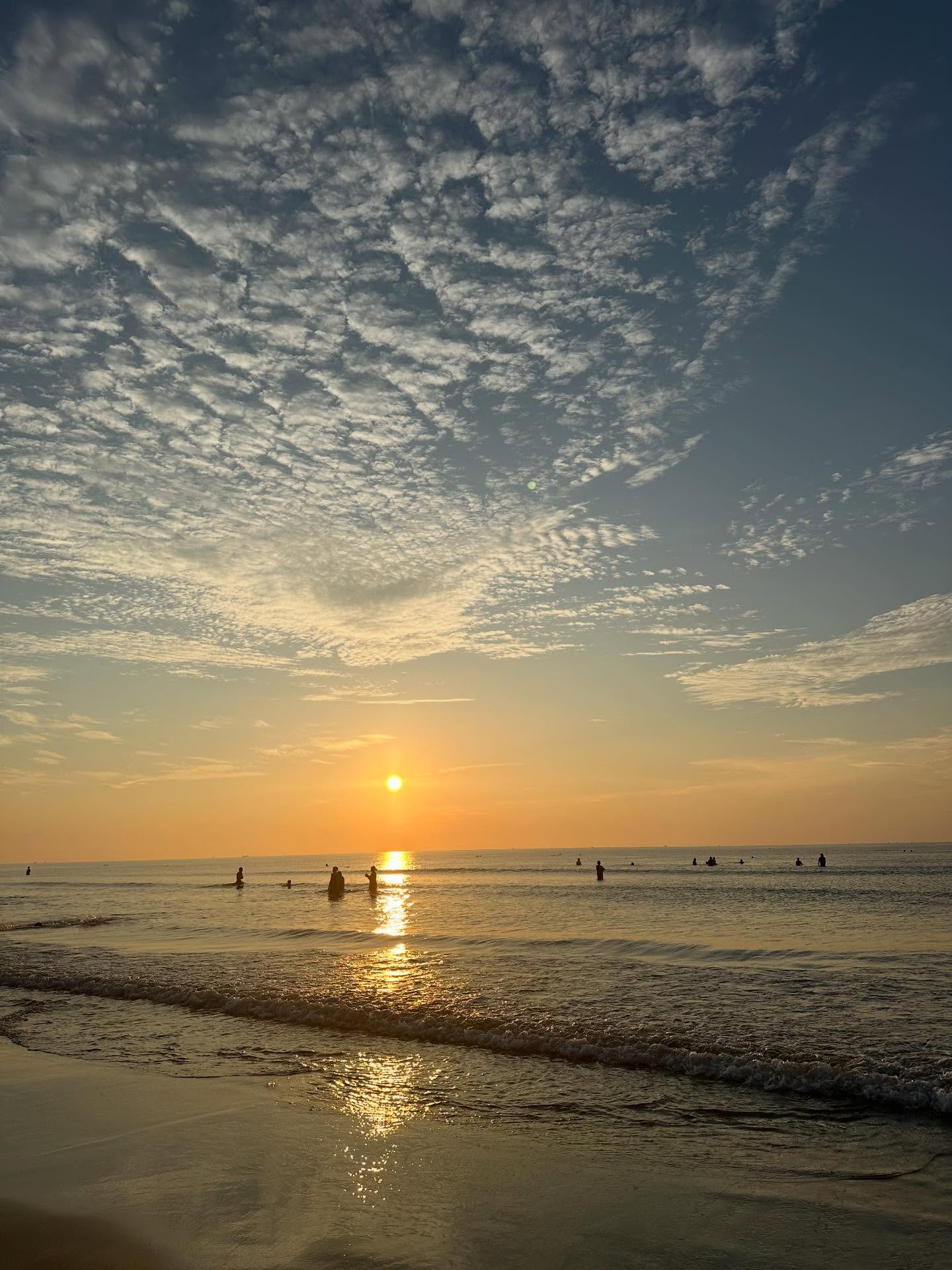 Cảnh tượng bất ngờ lúc 4 giờ sáng tại bãi biển Sầm Sơn- Ảnh 4.