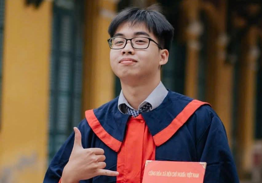 ĐỈNH: Một tuần trước thi tốt nghiệp mới ôn môn Lý, nam sinh Hà Nội vẫn đạt 10 điểm, Thủ khoa cả A01 và D01!- Ảnh 1. ĐỈNH: Một tuần trước thi tốt nghiệp mới ôn môn Lý, nam sinh Hà Nội vẫn đạt 10 điểm, Thủ khoa cả A01 và D01!- Ảnh 1.