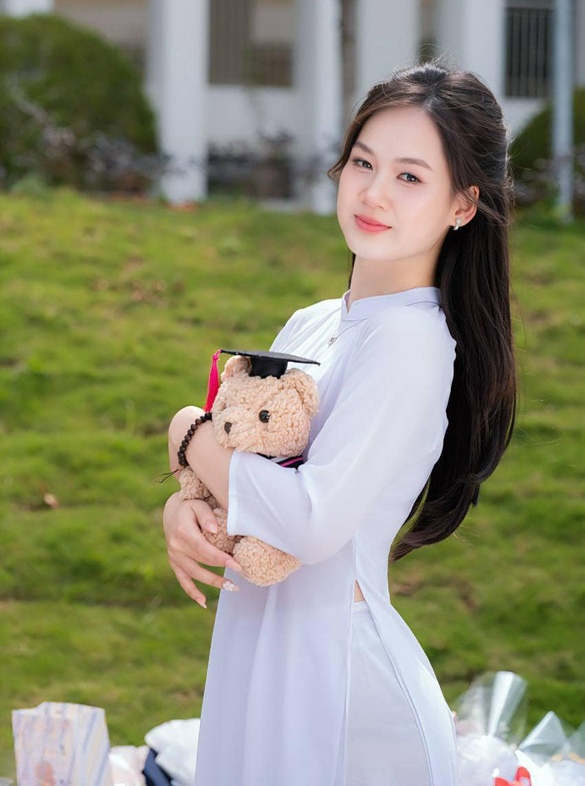 Sốc trước "visual" của nữ thủ khoa đạt 30 điểm tuyệt đối Toán, Lý, Hóa: Người đâu đã xinh như tiên còn giỏi thế này - Ảnh 1.