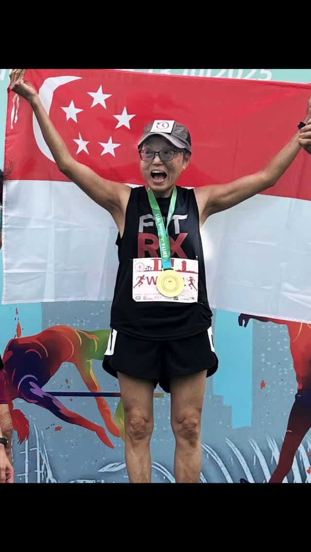 Bà ngoại 79 tuổi khỏe hơn người bằng nửa tuổi mình: Nâng tạ đơn giản như đi dạo công viên, kéo xà 7,5kg nhẹ nhàng- Ảnh 6.