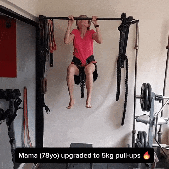 Bà ngoại 79 tuổi khỏe hơn người bằng nửa tuổi mình: Nâng tạ đơn giản như đi dạo công viên, kéo xà 7,5kg nhẹ nhàng- Ảnh 5.