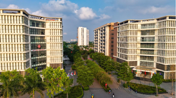 Tại sao hơn 45.000 bạn trẻ đã chọn Đại học Đại Nam làm bệ phóng tương lai? - Ảnh 1. Tại sao hơn 45.000 bạn trẻ đã chọn Đại học Đại Nam làm bệ phóng tương lai? - Ảnh 1.