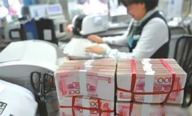 Người phụ nữ mang 2 tỷ đồng gửi ngân hàng, 3 tháng sau mới biết sổ tiết kiệm là giả bèn khởi kiện, ngân hàng từ chối chịu trách nhiệm: "Do chị tham lãi suất cao"- Ảnh 1.