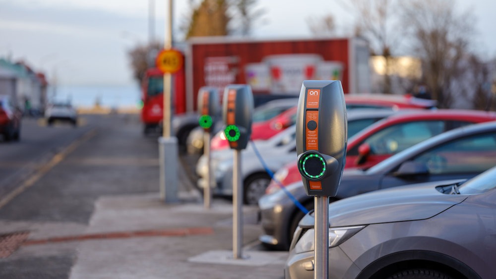 Không một nhà máy ô tô, dùng điện 'sạch' 100% - đảo quốc bé nhỏ này đang vươn mình thành một 'thiên đường' xe điện đúng nghĩa - Ảnh 1.