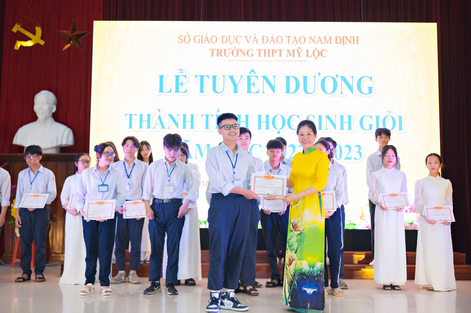 Gia cảnh giản dị phía sau thủ khoa 39/40 điểm - Ảnh 3.