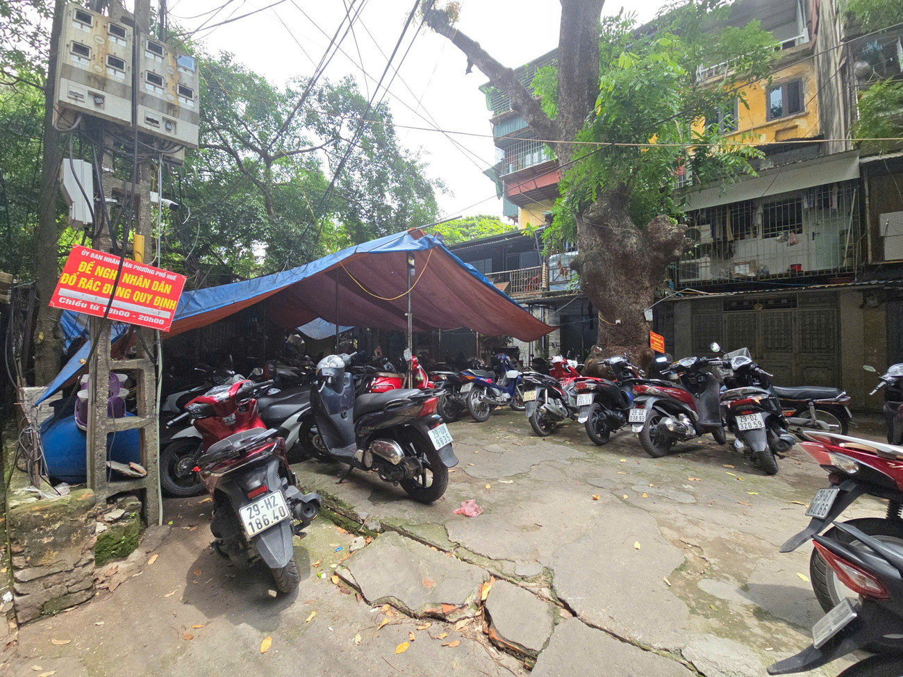 Tha thiết chuyển xe điện nhưng nhà trong ngõ, không chỗ gửi, sạc ở đâu?