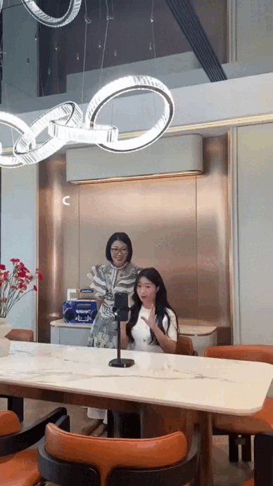Mỹ nữ có nụ cười 8 triệu view: Con gái đại gia xi măng, sống sang chảnh trong căn hộ 145m2 đẹp như mộng