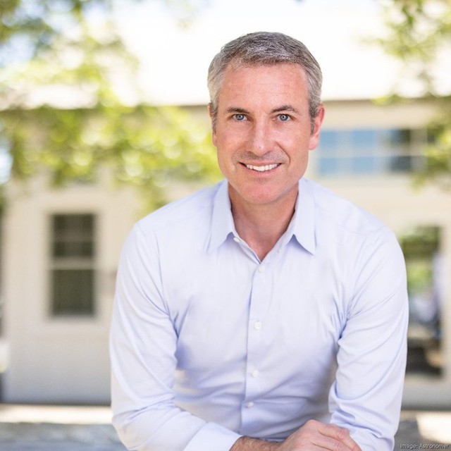 CEO Andy Byron: Từ ông trùm công nghệ đến tâm điểm của sự cố kiss-cam vạch trần ngoại tình gây bão mạng- Ảnh 1.