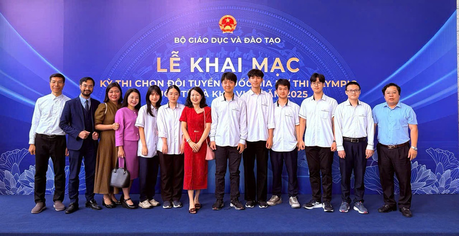 Chủ nhân Huy chương Vàng Olympic Hóa học quốc tế và những cái nhất