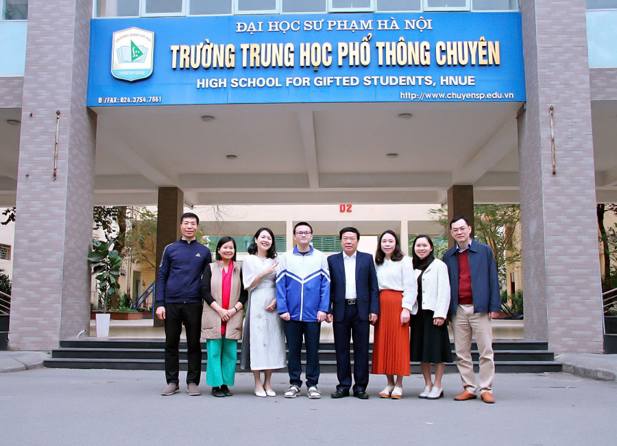 Chủ nhân Huy chương Vàng Olympic Hóa học quốc tế và những cái nhất