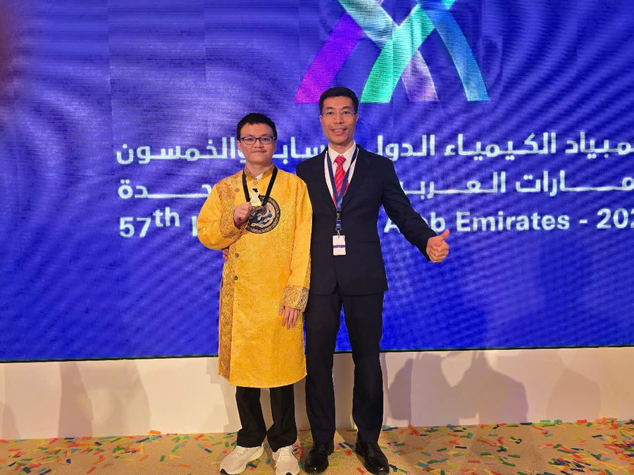 Chủ nhân Huy chương Vàng Olympic Hóa học quốc tế và những cái nhất