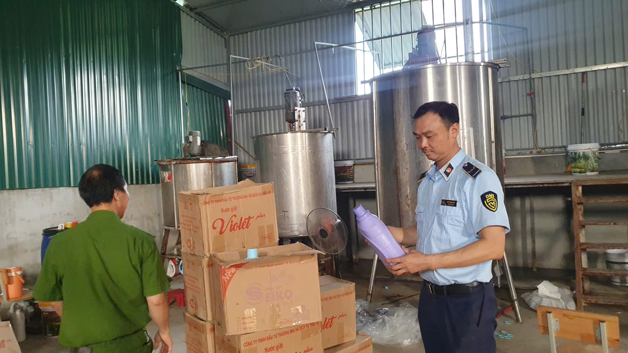 Giám đốc công ty mua bột giặt nổi tiếng về nghiên cứu rồi sản xuất ra hàng loạt sản phẩm giả
