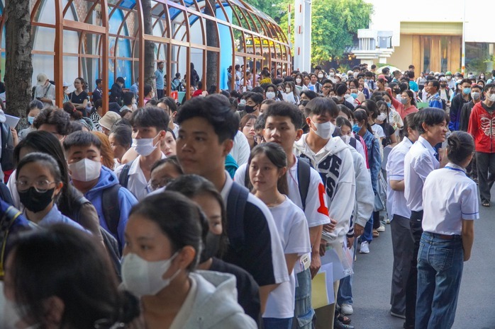 Nhiều trường ĐH công bố điểm sàn xét tuyển thấp bất ngờ
