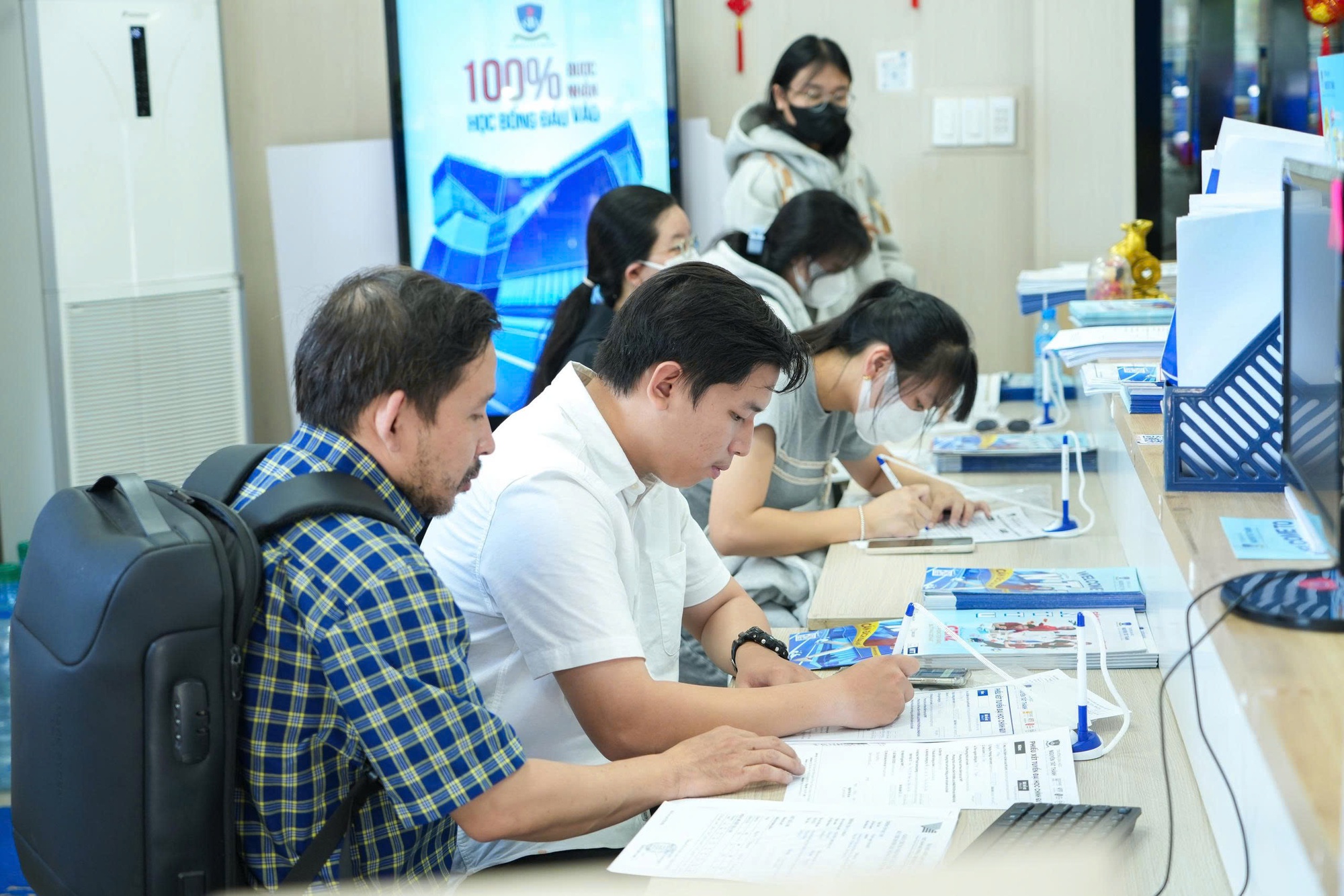 Nhiều trường ĐH công bố điểm sàn xét tuyển thấp bất ngờ