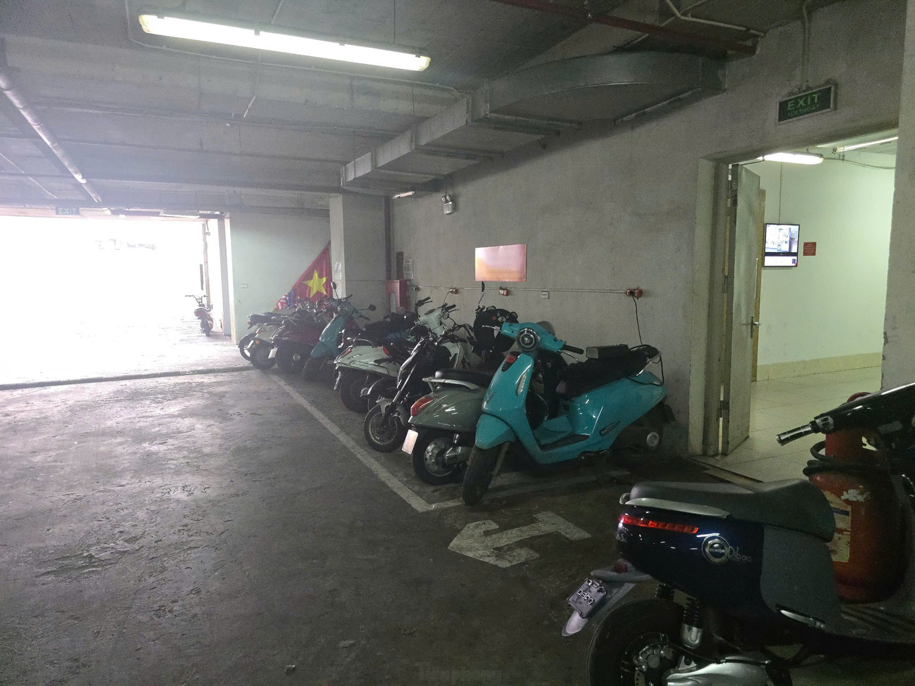 Tha thiết chuyển xe điện nhưng nhà trong ngõ, không chỗ gửi, sạc ở đâu?
