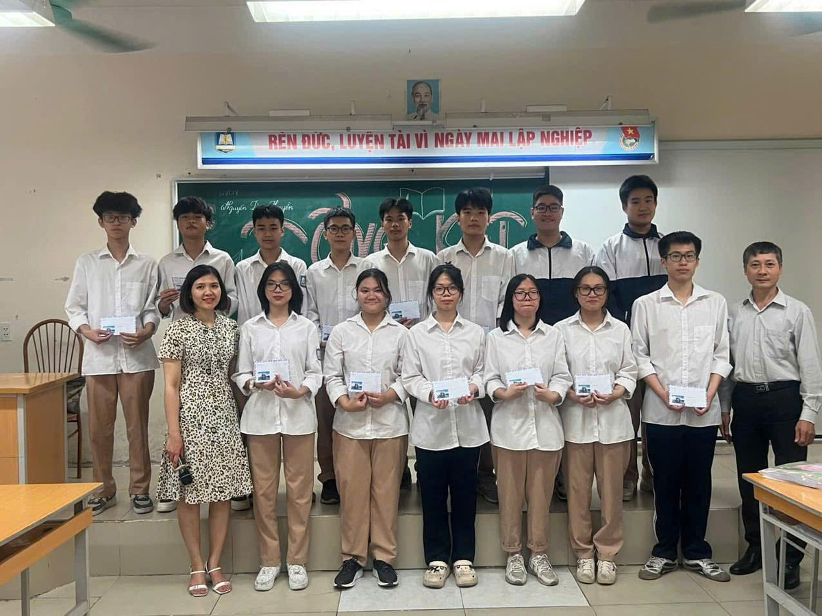 Thủ khoa đạt điểm tuyệt đối 30/30 không dùng điện thoại và MXH