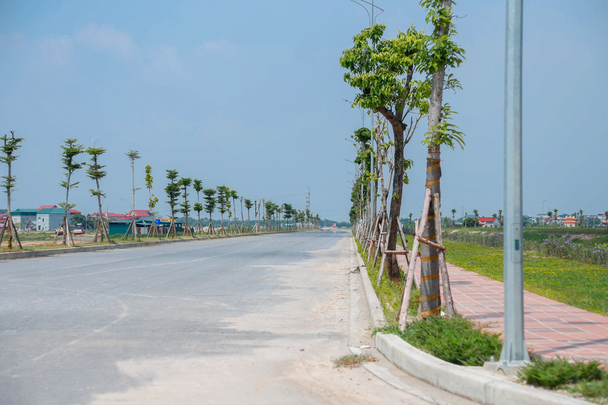 Tuyến đường vành đai 86.000 tỷ đồng đi qua “Thủ phủ Công nghiệp” bắt đầu được trải nhựa, sẽ hoàn thành sau vài tháng nữa- Ảnh 2. Tuyến đường vành đai 86.000 tỷ đồng đi qua “Thủ phủ Công nghiệp” bắt đầu được trải nhựa, sẽ hoàn thành sau vài tháng nữa- Ảnh 2.