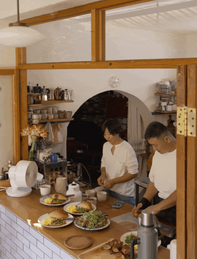 Bỏ phố về làng, cặp vợ chồng chỉ làm 3 ngày mỗi tuần, sống "một kiểu giàu có" nhiều người mơ ước - Ảnh 3. Bỏ phố về làng, cặp vợ chồng chỉ làm 3 ngày mỗi tuần, sống "một kiểu giàu có" nhiều người mơ ước - Ảnh 3.