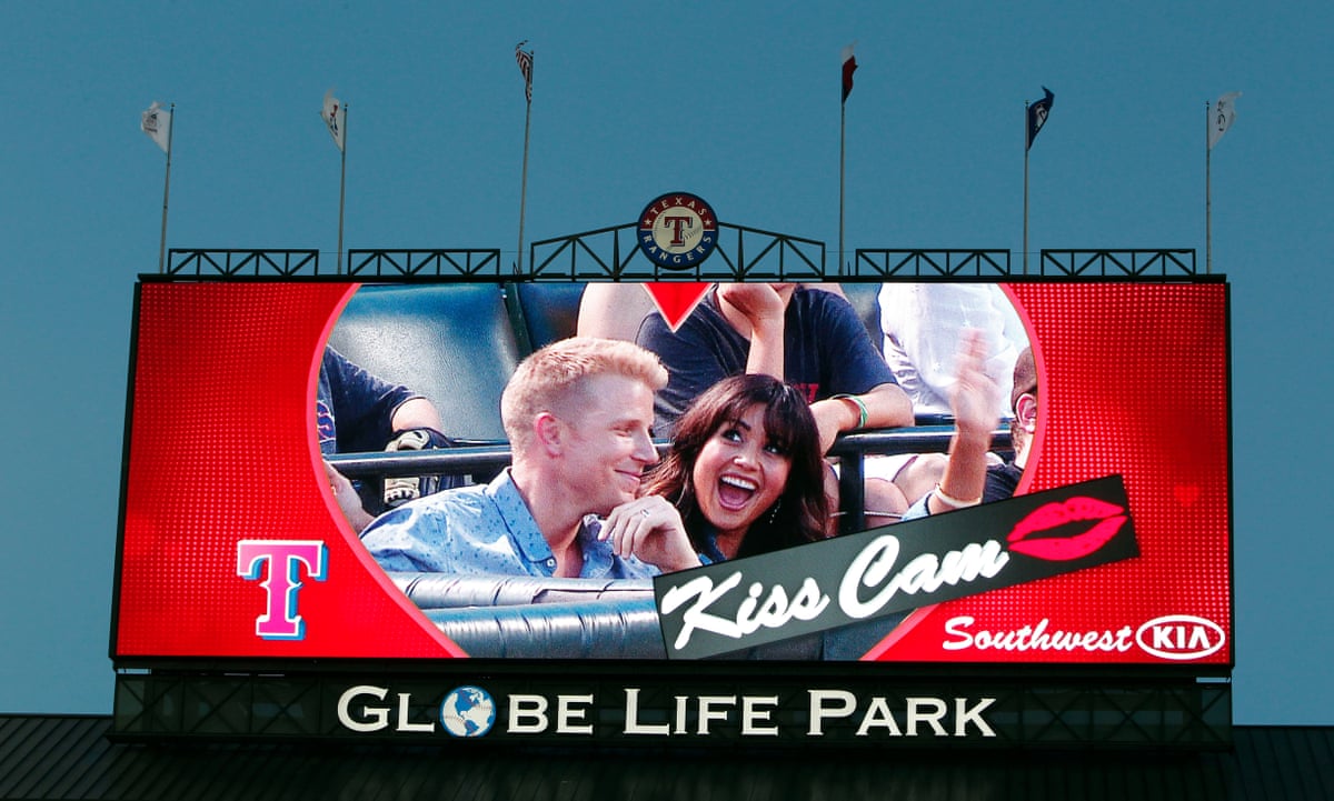 “Kiss Cam” là gì mà được gọi là “kính chiếu yêu” giúp bắt quả tang CEO ngoại tình trong concert Coldplay?- Ảnh 1.