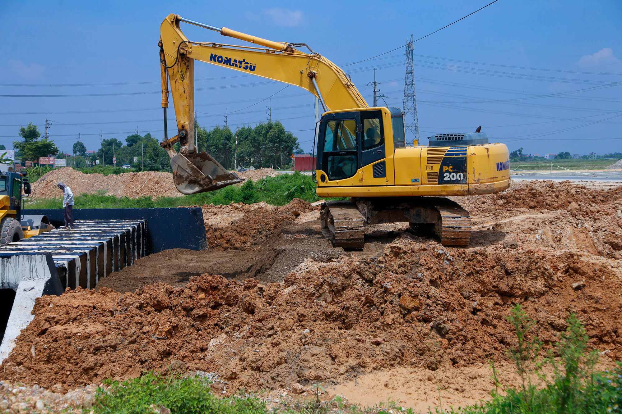Tuyến đường vành đai 86.000 tỷ đồng đi qua “Thủ phủ Công nghiệp” bắt đầu được trải nhựa, sẽ hoàn thành sau vài tháng nữa- Ảnh 5. Tuyến đường vành đai 86.000 tỷ đồng đi qua “Thủ phủ Công nghiệp” bắt đầu được trải nhựa, sẽ hoàn thành sau vài tháng nữa- Ảnh 5.