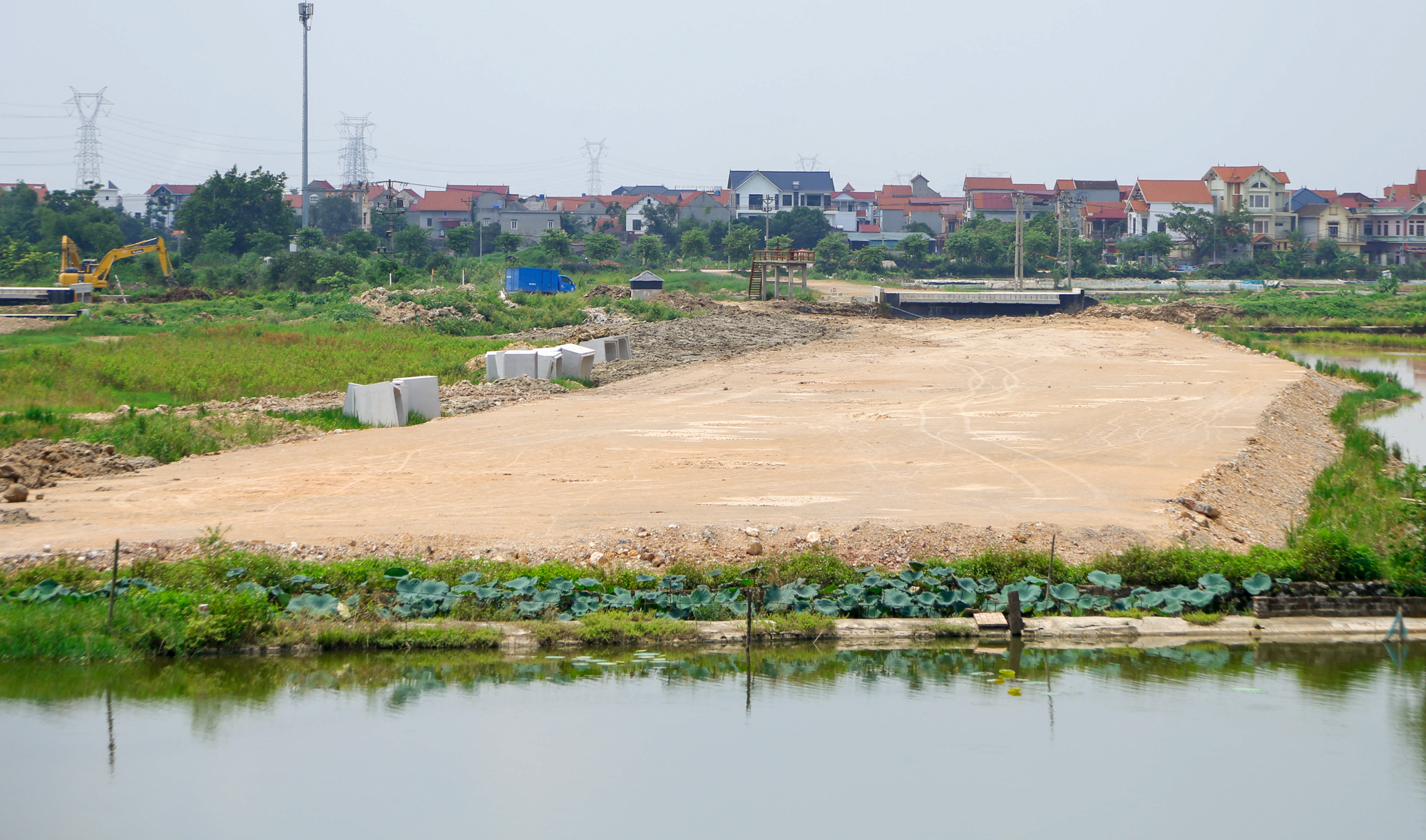 Tuyến đường vành đai 86.000 tỷ đồng đi qua “Thủ phủ Công nghiệp” bắt đầu được trải nhựa, sẽ hoàn thành sau vài tháng nữa- Ảnh 6. Tuyến đường vành đai 86.000 tỷ đồng đi qua “Thủ phủ Công nghiệp” bắt đầu được trải nhựa, sẽ hoàn thành sau vài tháng nữa- Ảnh 6.