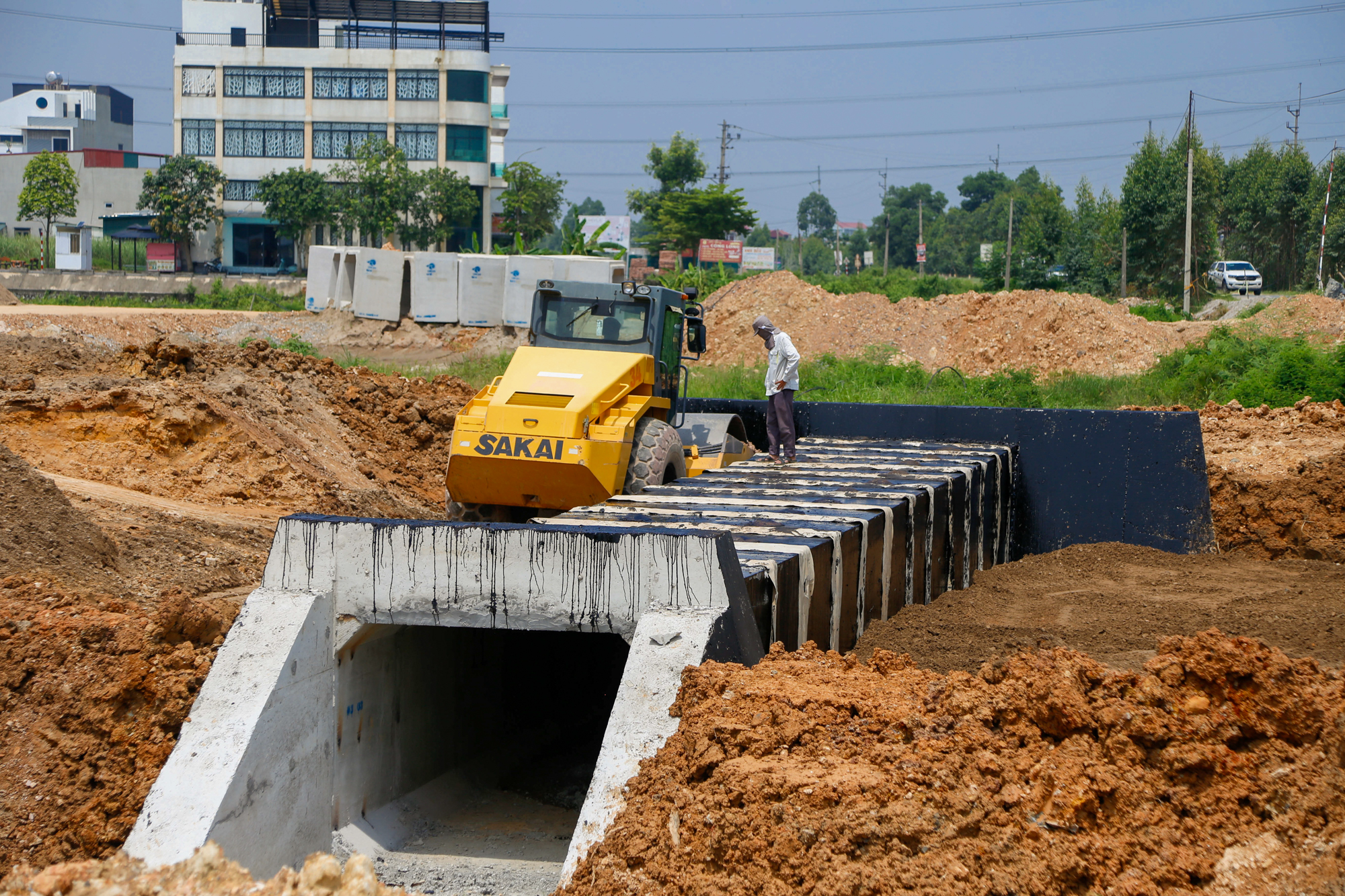 Tuyến đường vành đai 86.000 tỷ đồng đi qua “Thủ phủ Công nghiệp” bắt đầu được trải nhựa, sẽ hoàn thành sau vài tháng nữa- Ảnh 7. Tuyến đường vành đai 86.000 tỷ đồng đi qua “Thủ phủ Công nghiệp” bắt đầu được trải nhựa, sẽ hoàn thành sau vài tháng nữa- Ảnh 7.