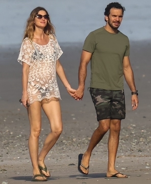 Siêu mẫu triệu đô giàu nhất thế giới vướng drama ngoại tình ở tuổi 43- Ảnh 16.