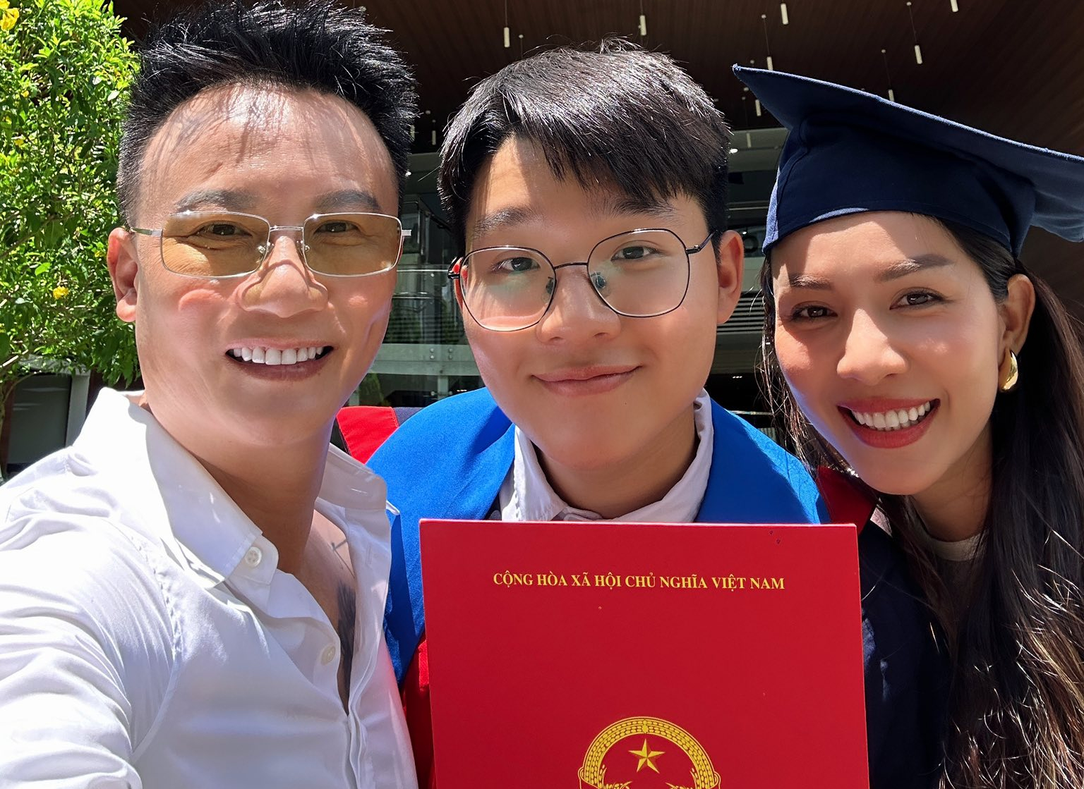Bà xã Hoàng Bách "ấm ức": Đẻ ra, chăm bẵm dạy dỗ cho học hành ngon lành mà nó thế nhỉ? - Chuyện gì vậy? - Ảnh 1.