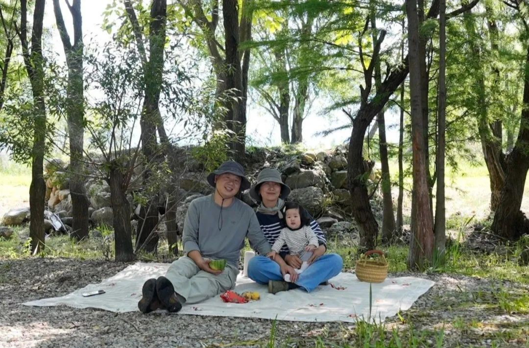 Bỏ phố về làng, cặp vợ chồng chỉ làm 3 ngày mỗi tuần, sống "một kiểu giàu có" nhiều người mơ ước - Ảnh 13. Bỏ phố về làng, cặp vợ chồng chỉ làm 3 ngày mỗi tuần, sống "một kiểu giàu có" nhiều người mơ ước - Ảnh 13.