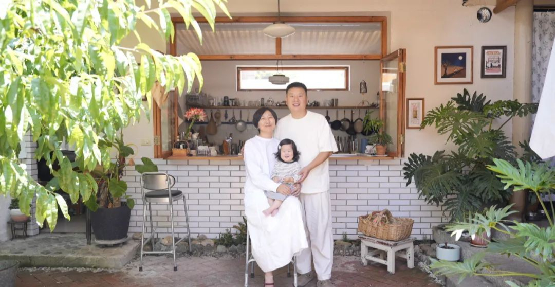 Bỏ phố về làng, cặp vợ chồng chỉ làm 3 ngày mỗi tuần, sống "một kiểu giàu có" nhiều người mơ ước - Ảnh 1. Bỏ phố về làng, cặp vợ chồng chỉ làm 3 ngày mỗi tuần, sống "một kiểu giàu có" nhiều người mơ ước - Ảnh 1.