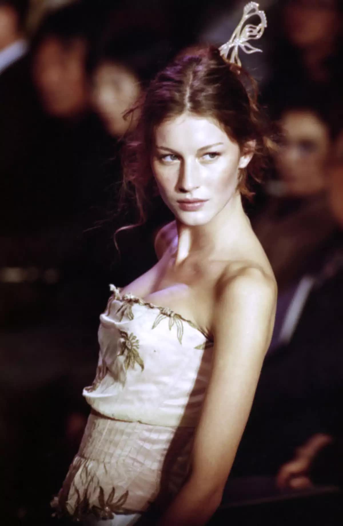 Siêu mẫu triệu đô giàu nhất thế giới vướng drama ngoại tình ở tuổi 43- Ảnh 1.