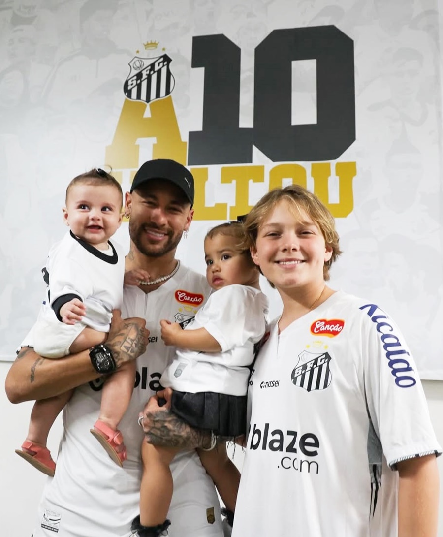 Cầu thủ đắt giá nhất thế giới đào hoa bậc nhất nhưng chưa bao giờ bỏ con- Ảnh 1.