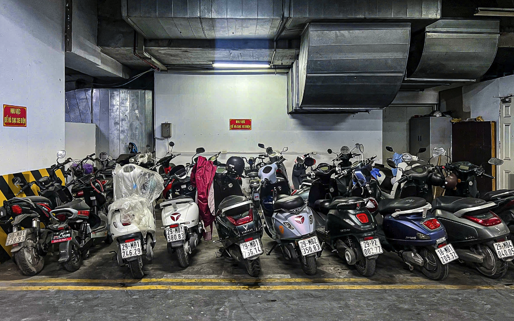 Trước lo ngại sạc xe điện ồ ạt ở chung cư, Sở Xây dựng Hà Nội nói gì?- Ảnh 1.