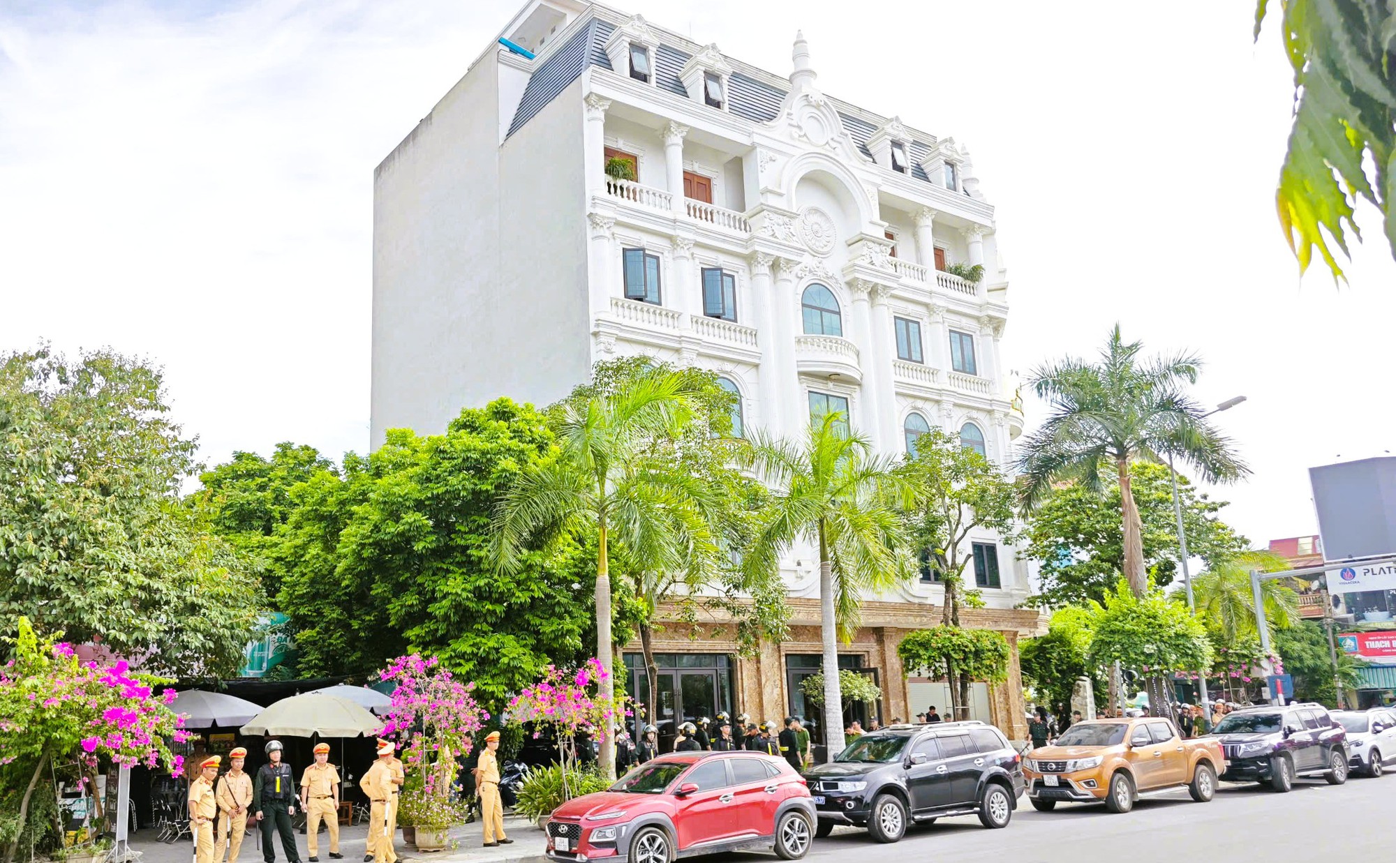 Bắt trùm giang hồ Ý "ẻng" và 7 "đàn em" - Ảnh 3.