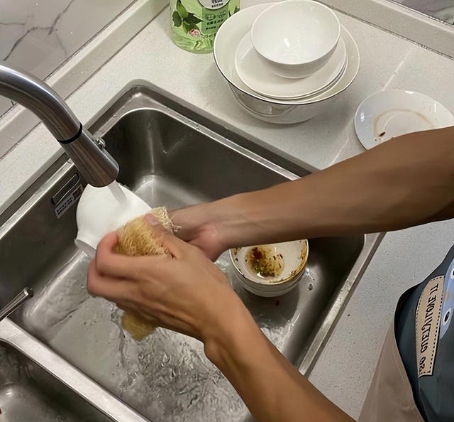 Một người rửa bát gây ung thư cho cả gia đình bởi vì 6 thói quen rất xấu- Ảnh 1.