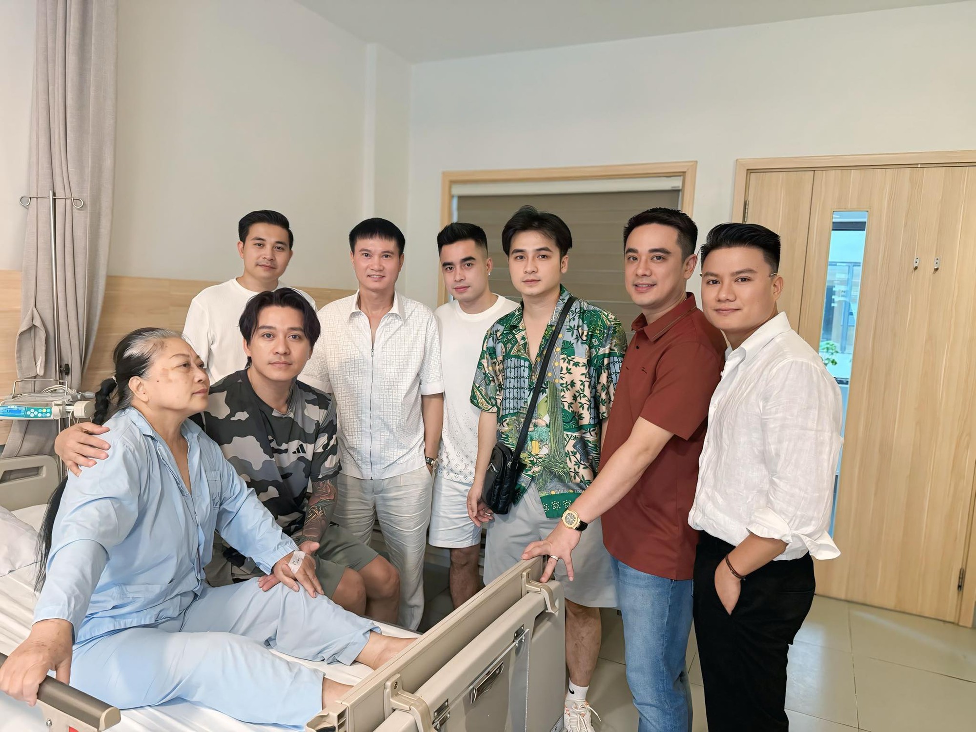 Tuấn Hưng bị phản ứng tiêu cực khi cạo đầu gây sốc: “Tôi không cần phản bác”- Ảnh 4. Tuấn Hưng bị phản ứng tiêu cực khi cạo đầu gây sốc: “Tôi không cần phản bác”- Ảnh 4.