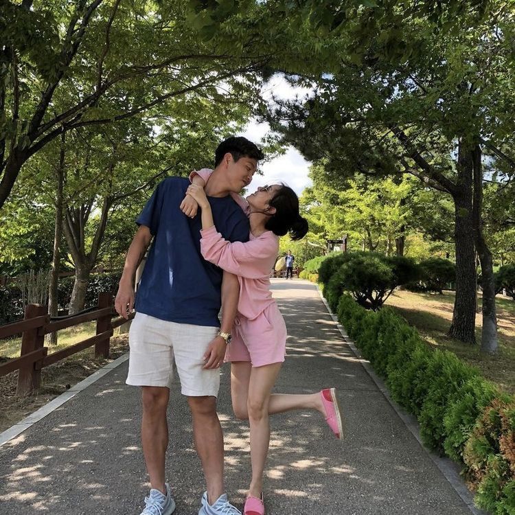 Bức ảnh "gửi vợ tiền tiêu vặt của vợ" khiến dân mạng ghen đỏ mắt- Ảnh 2.